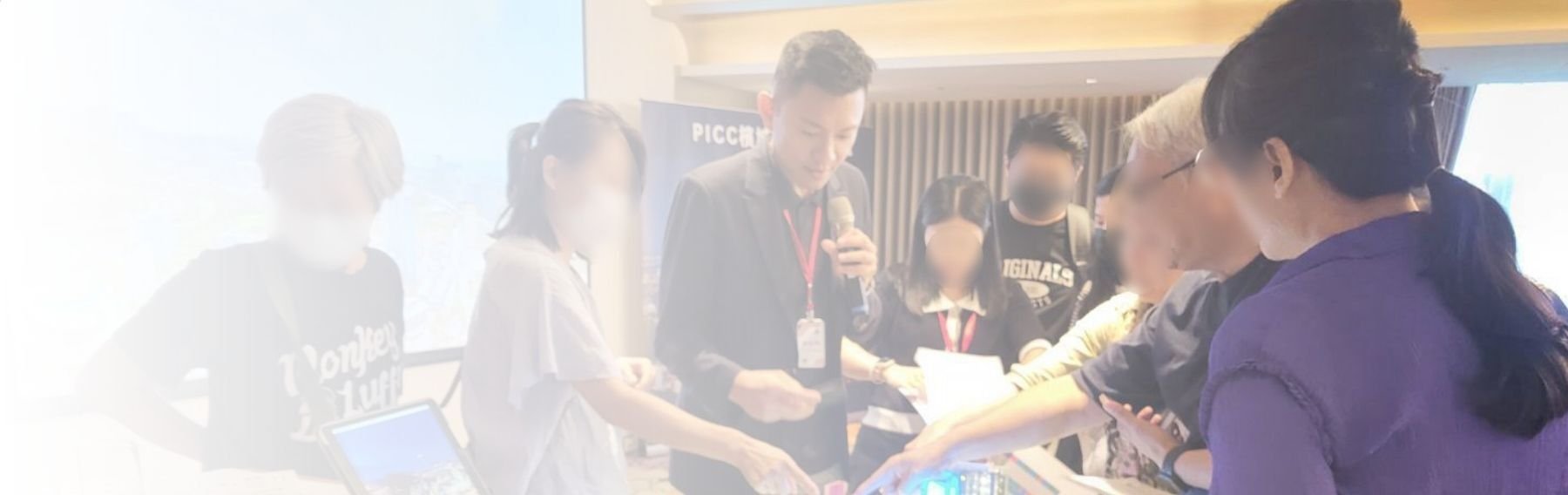 說明會頭頂banner.